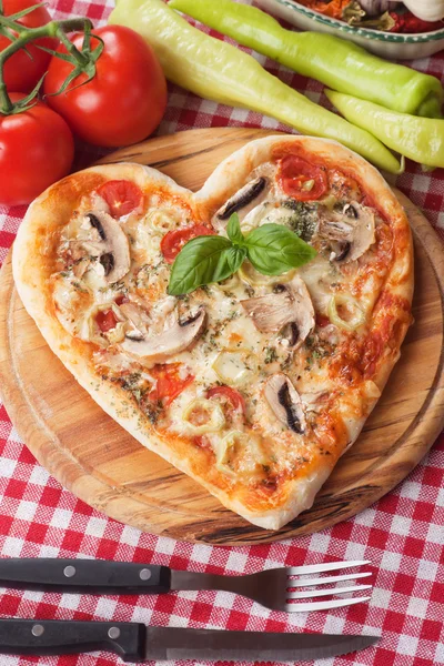 Pizza funghi a forma di cuore — Foto Stock