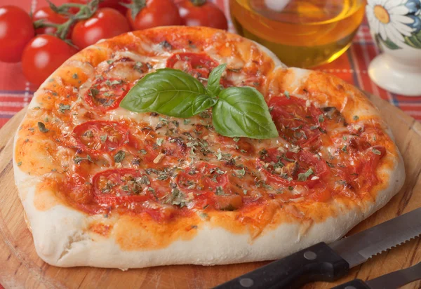 Pizza a forma di cuore margherita — Foto Stock