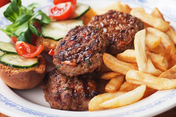 Mini hamburgers met frietjes — Stockfoto