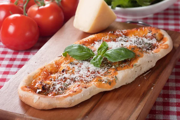 Pizza biasa dengan saus tomat dan keju parmesan — Stok Foto