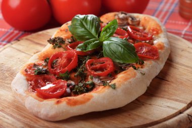 Ev yapımı pizza fesleğen ve kiraz domates ile