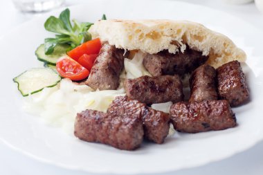 ızgara kebap pide ile