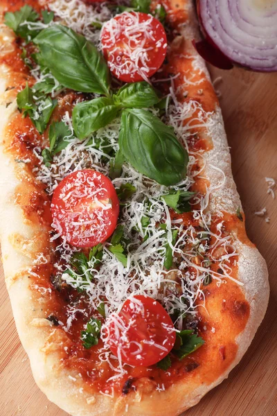 Pizza fatta in casa con basilico e pomodorini — Foto Stock