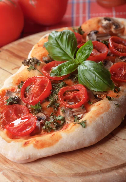 Pizza caseira com manjericão e tomate cereja — Fotografia de Stock