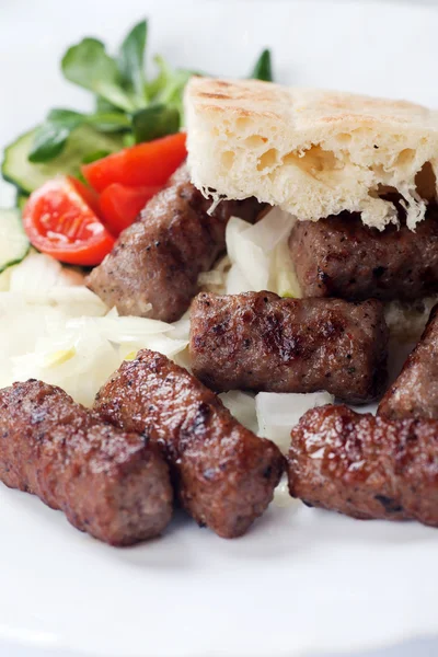 Kebab a la parrilla con pan de pita — Foto de Stock