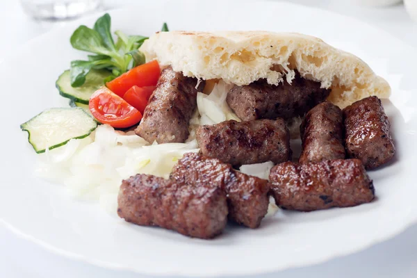 Kebab a la parrilla con pan de pita —  Fotos de Stock