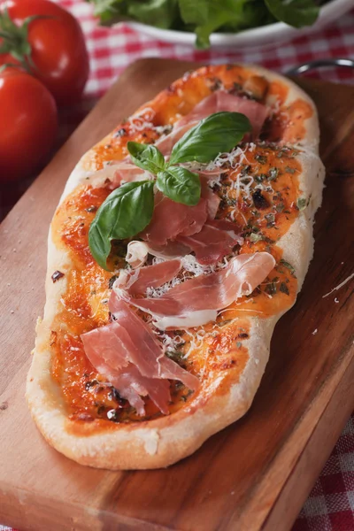 Pizza italiana com presunto — Fotografia de Stock