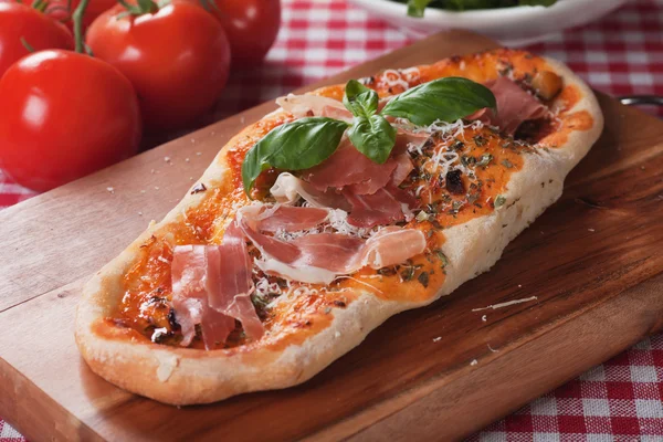 Pizza Italia dengan prosciutto — Stok Foto