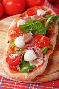 Ev yapımı pizza jambon ve mozzarella ile