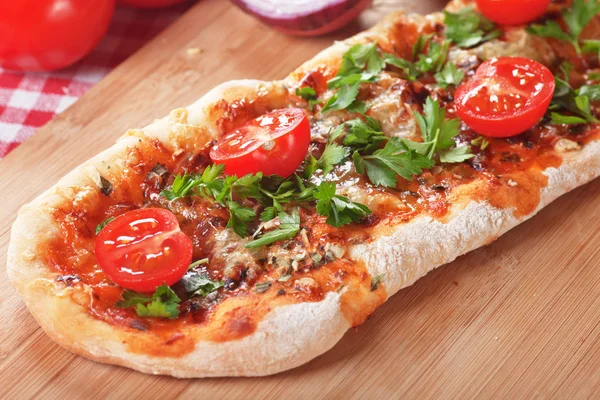 Pizza caseira com salsa e tomate cereja — Fotografia de Stock