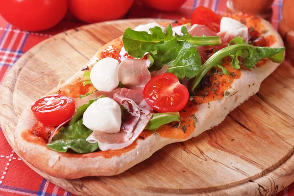 Buatan sendiri pizza dengan prosciutto dan mozzarella — Stok Foto