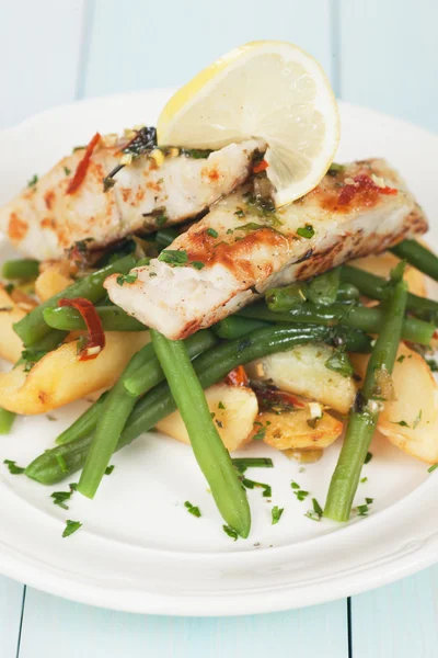 Bife de bacalhau com batata e feijão verde — Fotografia de Stock