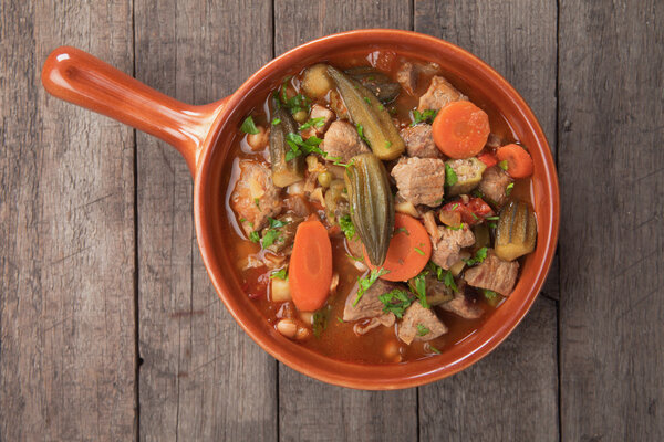 Свинина и окра гумбо
