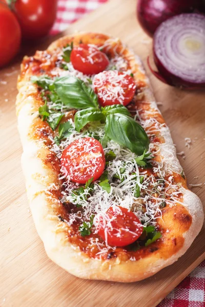 Zelfgemaakte pizza met tomaat en Parmezaanse kaas — Stockfoto