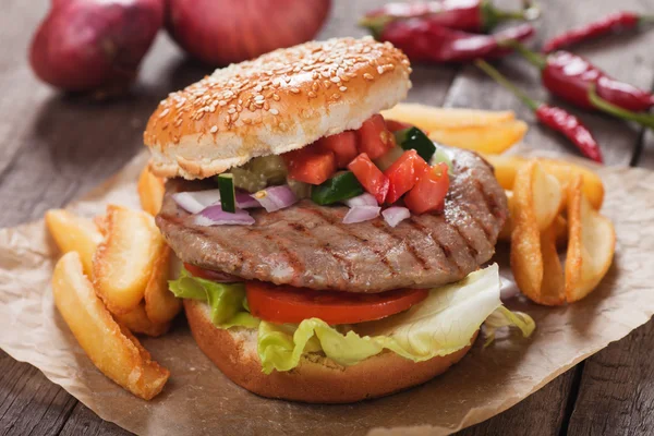 Patates kızartmalı hamburger. — Stok fotoğraf