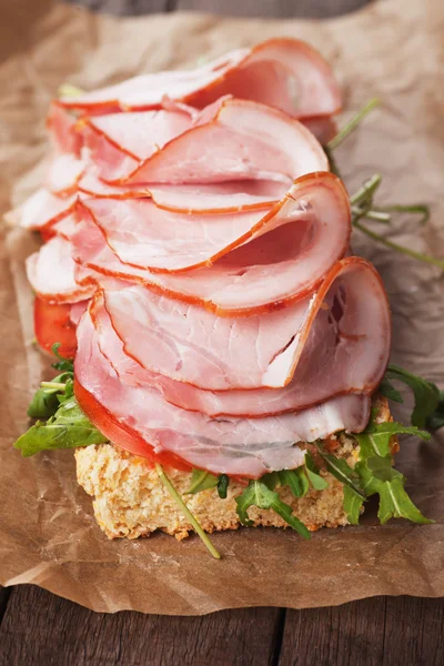 Сэндвич с копченой ветчиной — стоковое фото