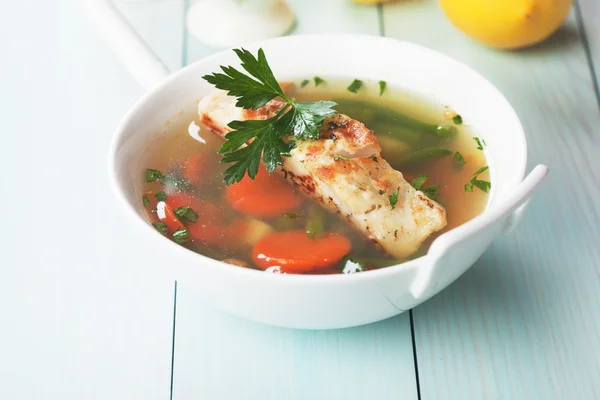 Meeresfrüchte-Suppe mit Kabeljau-Fischsteak — Stockfoto
