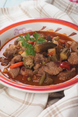 Domuz etli bamya bamya yemek