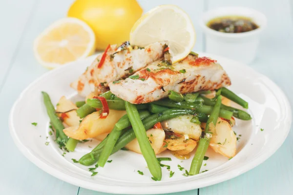 Torsk fisk biff med stekt potatis och gröna bönor — Stockfoto