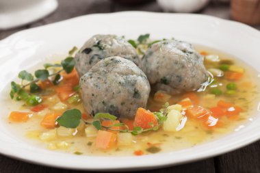 Ekmek köfte ile sebze çorbası