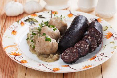 Kan sosisi ile ekmek köfte