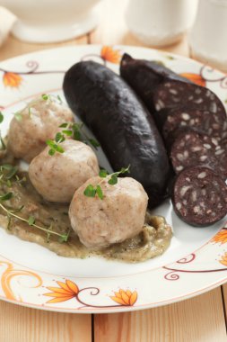 Kan sosisi ile ekmek köfte