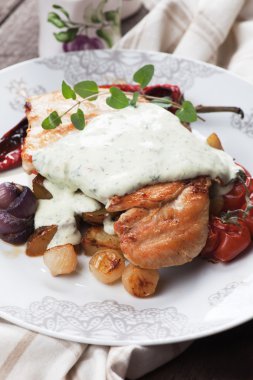 Gorgonzola soslu ızgara tavuk biftek