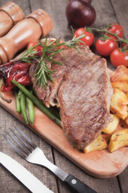 sebze ve patates ile dana biftek