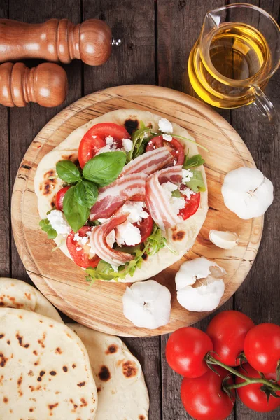 Piadina romagnola, Italiaanse flatbread sandwich — Stockfoto
