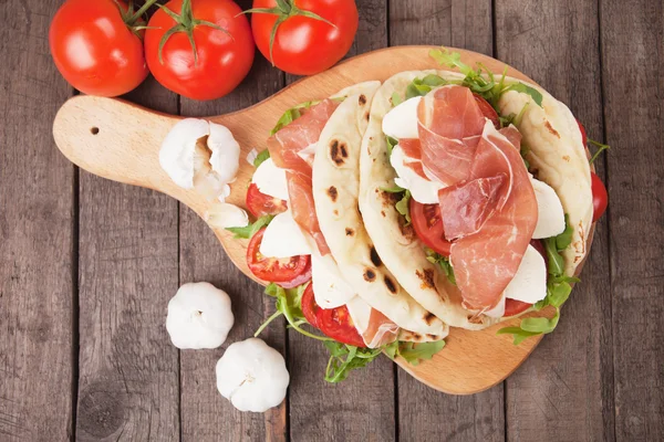 Romanii Piadina, włoski flatbread kanapka — Zdjęcie stockowe