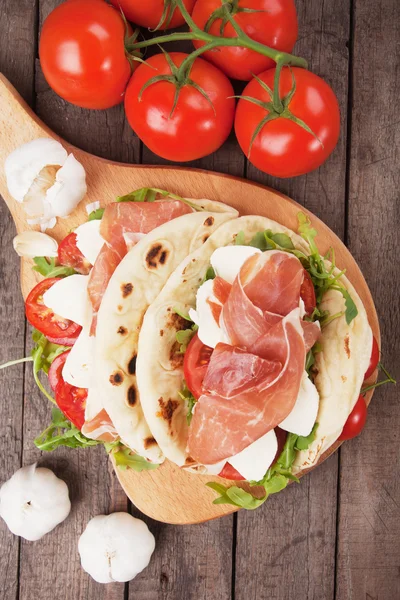 Piadina romagnola, sanduíche de pão italiano — Fotografia de Stock