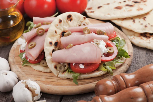 Piadina romagnola, italský flatbread sendvič — Stock fotografie