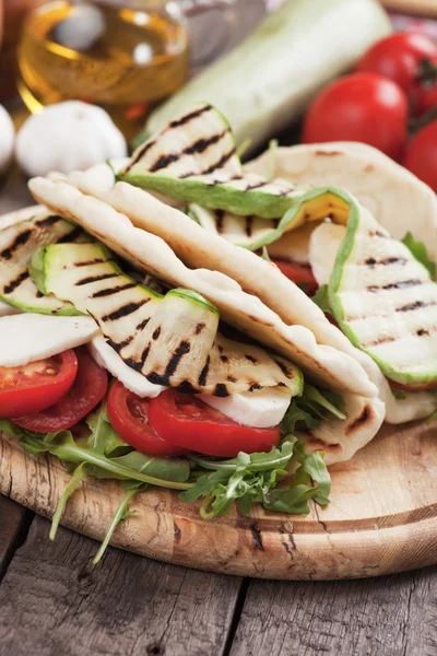 Piadina romagnola, italienska tunnbröd smörgås — Stockfoto