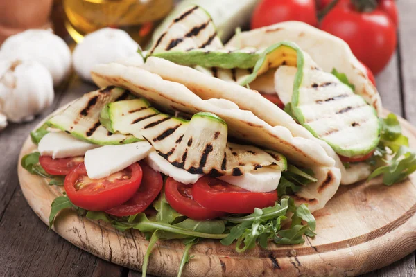 Piadina romagnola, İtalyan gözleme sandviç — Stok fotoğraf