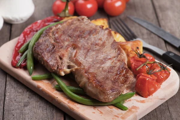 Sebze ve patates ile dana biftek — Stok fotoğraf