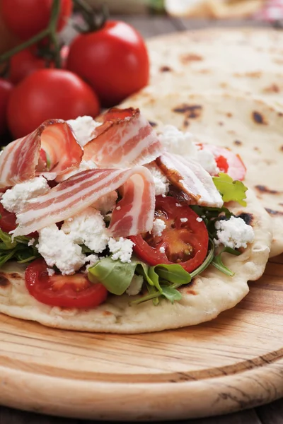 Piadina romagnola, sanduíche de pão italiano — Fotografia de Stock