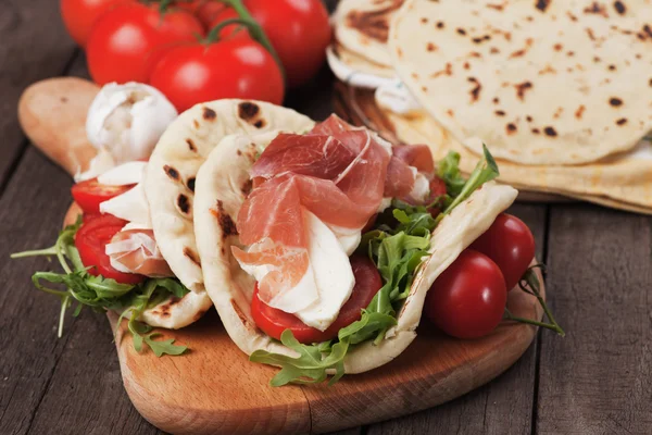 Piadina romagnola, italian flatbread sandwich — Stock Photo, Image