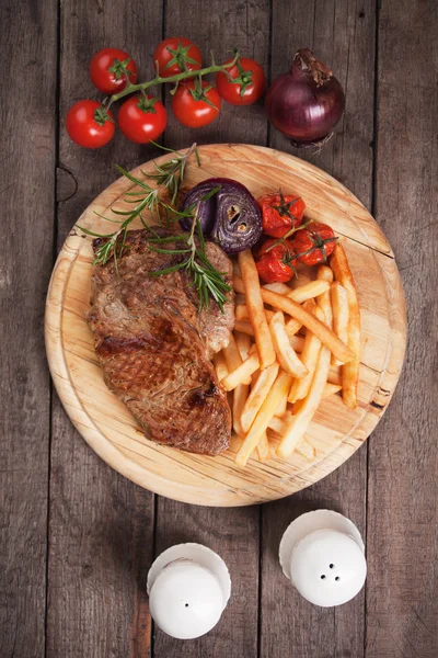 Beef steak with french fries — Stock Photo, Image