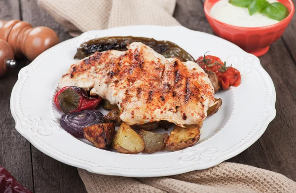 Bife de frango grelhado com legumes — Fotografia de Stock