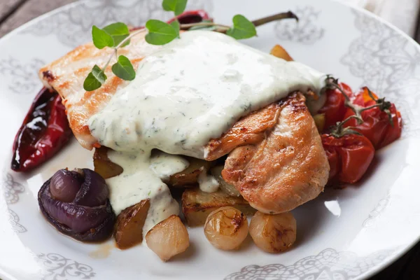 Gegrilltes Hühnersteak in Gorgonzola-Sauce — Stockfoto