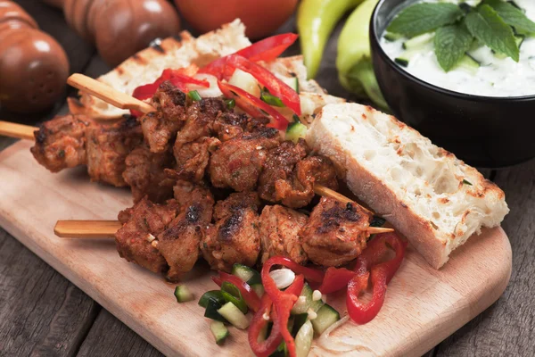 Grekisk souvlaki grillspett — Stockfoto