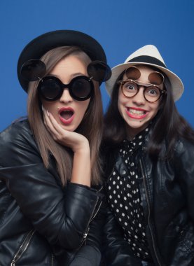 İki kız fotoğraf çizme içinde poz