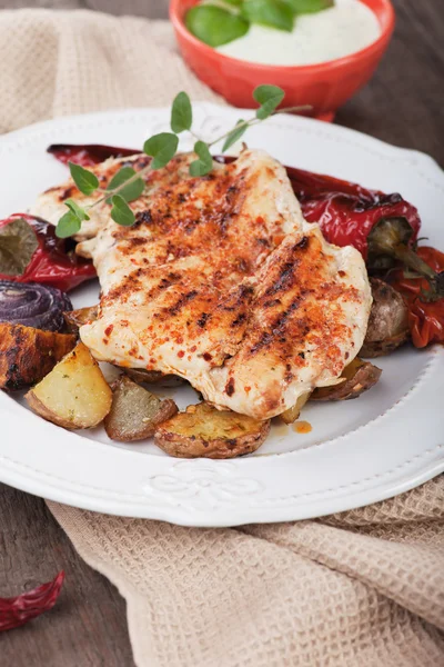 Bife de frango grelhado com legumes — Fotografia de Stock