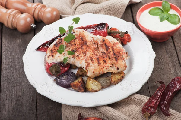 Gegrilltes Hühnersteak mit Gemüse — Stockfoto