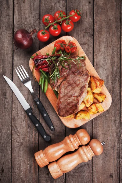 Beef steak with potato and vegetables — Stock Photo, Image