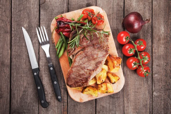 Beef steak with potato and vegetables — Stock Photo, Image
