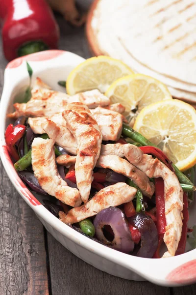 Chicken Fajitas mit gegrilltem Gemüse — Stockfoto