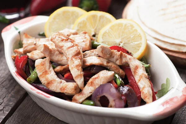 Fajitas de poulet aux légumes grillés — Photo