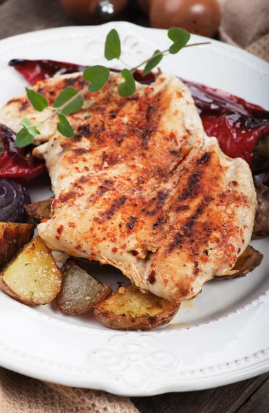 Bife de frango grelhado com legumes — Fotografia de Stock