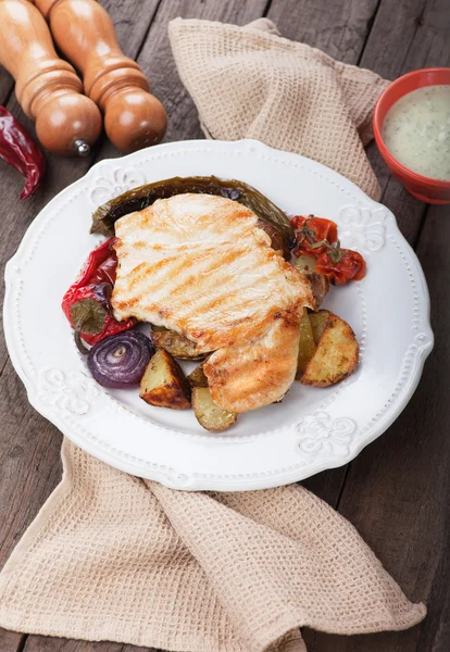 Filete de pollo a la parrilla con verduras —  Fotos de Stock